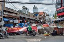 Chuyên gia Kinh tế trưởng BIDV: Chính sách COVID của Việt Nam thiếu nhất quán, giật cục thay đổi