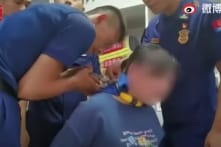 “Dở khóc dở cười” bé trai khóa cổ mẹ nhưng quên mã khóa