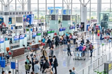 Chuyên gia kinh tế: ‘Áp giá sàn vé máy bay nội địa là trái quy định’