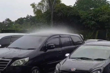 Cảnh tượng hy hữu: Cơn mưa kỳ lạ chỉ rơi vào 1 chiếc ô tô trong bãi đỗ xe