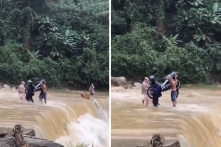 Quảng Nam: Huyện miền núi Nam-Bắc Trà My lại ngập sâu, sạt lở; người dân khiêng xe máy qua dòng lũ