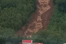 Bình Định: Khoảng 8.000m3 đất đá sạt lở đổ xuống từ núi Cấm, lũ lớn dâng cao nhiều nơi