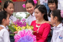 Lương thầy cô giáo ở Việt Nam thế nào so với đồng nghiệp thế giới?