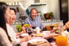 Họ hàng từ xa đến, nên chăng mời ở tại nhà riêng của mình?