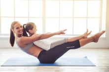 Mẹ và con gái 4 tuổi cùng tập yoga, vừa khỏe đẹp vừa thêm gắn bó