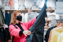 Người phụ nữ Anh phát hiện thẻ tù nhân Trung Quốc trong áo mới mua