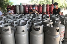 Giá gas tăng 2.000 đồng/bình 12kg, giá điện có thể tăng sau dịp 30/4