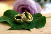Ngày đầu tiên sau đám cưới cặp đôi người Ukraine cầm súng trường bảo vệ đất nước