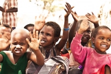 Nêu gương hiếu học cho con cháu, cụ bà Kenya đến trường ở tuổi 98