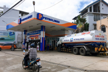 Bộ Công thương chỉ định 10 DN nhập khẩu thêm 2,4 triệu m3 xăng dầu