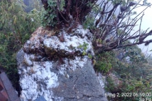 Mưa lẫn tuyết rơi trên đỉnh Fansipan (Clip)