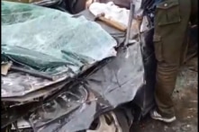 Kinh hoàng! Xe tăng Nga cán nghiền ô tô Ukraine, lái xe sống sót kỳ diệu