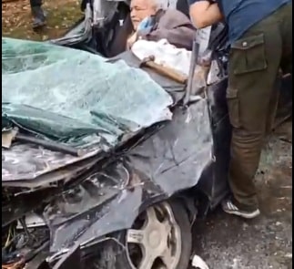 Kinh hoàng! Xe tăng Nga cán nghiền ô tô Ukraine, lái xe sống sót kỳ diệu