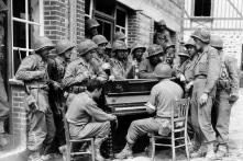 Câu chuyện đẹp cách đây 80 năm: Dương cầm ra trận