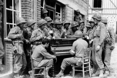 Câu chuyện đẹp cách đây 80 năm: Dương cầm ra trận