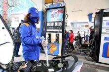 TP.HCM: Cây xăng Petrolimex chỉ bán “xăng xịn” RON95-V, giá cao hơn 1.100 đồng/lít