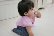 Bé gái 2 tuổi vô tình nuốt phải hạt hút ẩm, mẹ đã làm gì để sơ cứu cho bé?