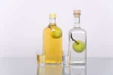 Làm cách nào để cho quả táo vào bên trong chai rượu?