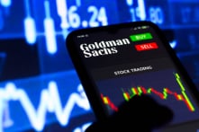 Tổ chức đầu tư lớn nhất thế giới Goldman Sachs rút khỏi Nga