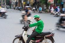 Đại học công bố tỷ lệ sinh viên có việc làm 100%: Tính cả chạy xe ôm, phụ quán