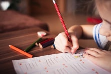 Cậu bé tự kỷ có thể viết 10 thứ tiếng