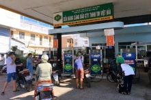 Doanh nghiệp xăng dầu kêu “bán là lỗ”, Bộ Công thương nói nguồn cung đầy đủ