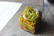 Cách làm và lợi ích sức khỏe của “hoa đu đủ đực ngâm mật ong”