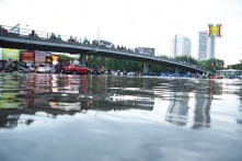 Hà Nội thành ‘sông’ sau mưa lớn: Bộ trưởng Trần Hồng Hà nói nên ‘xây bể ngầm chống ngập’