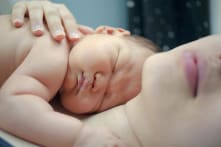 Bà mẹ 5 con tự sinh con thứ 6 bên ngoài xe và chở các con về nhà