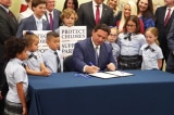 Ron Desantis ký luật