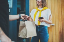 Nhờ đặt đồ ăn qua app, người phụ nữ được giải cứu sau 5 tiếng bị giam giữ