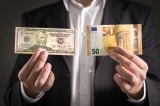 Đồng Euro ngang giá đồng USD lần đầu sau 20 năm