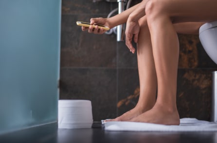 Lướt điện thoại khi đi vệ sinh làm tăng nguy cơ mắc bệnh trĩ lên gần 50%