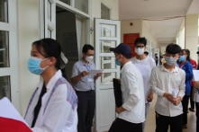 Quảng Ninh: Thí sinh dùng điện thoại, dị vật lạ truyền đề thi ra ngoài