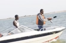 Mải mê chụp ảnh với cá, người đàn ông vô tình quăng điện thoại xuống nước?