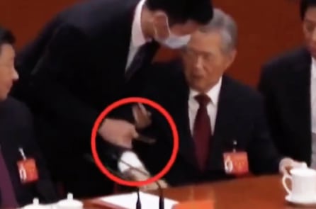 4 nghi vấn việc ông Hồ Cẩm Đào được dìu ra khỏi hội trường Đại hội 20