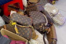 Reuters: Việt Nam tăng cường chống hàng giả nhập khẩu để chuẩn bị cho đàm phán thuế quan