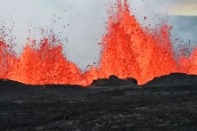 Du khách đổ xô đi ngắm kỳ quan núi lửa Mauna Loa phun trào