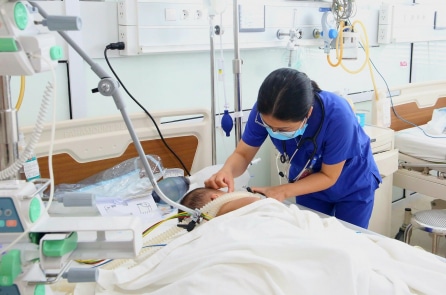 Sau nhiễm Adenovirus, bé 2 tuổi bị biến chứng nặng, liệt mềm toàn thân