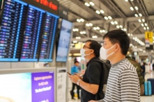 Giá vé máy bay nội địa tăng “ngất ngưởng”, ngành du lịch lo khách đi nước ngoài