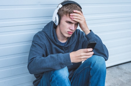 Úc ra dự luật cấm người dưới 16 tuổi dùng mạng xã hội