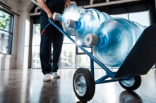 Người đàn ông Anh chi hơn trăm triệu mỗi năm cho nước đóng chai để tắm và giặt giũ