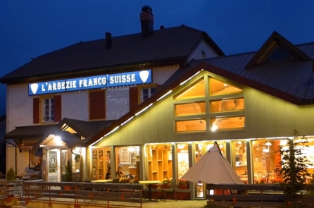 Thăm khách sạn nằm vắt sang 2 quốc gia