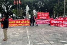Nhiều người dân tiếp tục tố cáo ngân hàng ép hoặc lừa mua bảo hiểm, trái phiếu