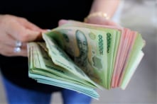 Lãi suất tiết kiệm giảm còn 6%/năm; chứng khoán giảm gần 30 điểm