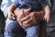 Cụ bà có hơn 600 con cháu, hạnh phúc vì được gặp chít gái