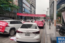 Hà Nội: Cư dân chung cư dàn ô tô, căng băng rôn phản đối tăng phí gửi xe
