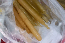 Quảng Nam: 16 học sinh lớp 2 bị ngộ độc sau khi ăn kem ống trước cổng trường