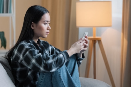 Lệ thuộc điện thoại làm tăng gần 3 lần nguy cơ tự tử ở thanh thiếu niên