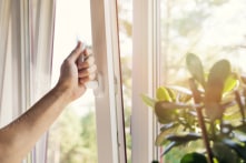 Thường xuyên không mở cửa sổ có thể dẫn đến teo não 